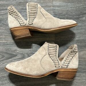 Vince Camuto Boots Size 10 42 Pevista Suede Ankle Bootie Tan Taupe Block Heel